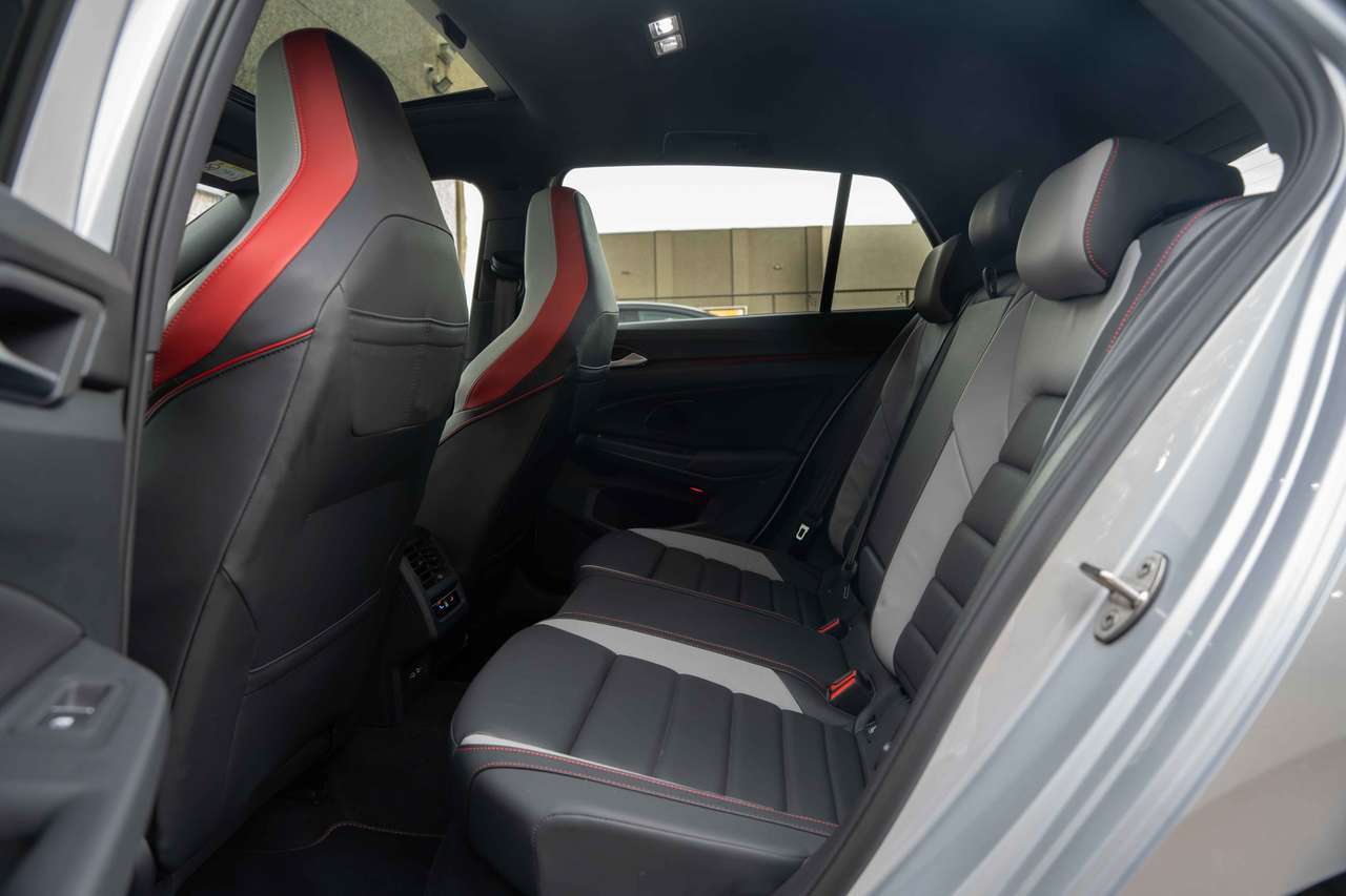 Volkswagen Golf GTI Clubsport PANO/AKRA/IQLIGHTS/H&K/HUD/MEMORY/CAMERA — foto 13 van 25