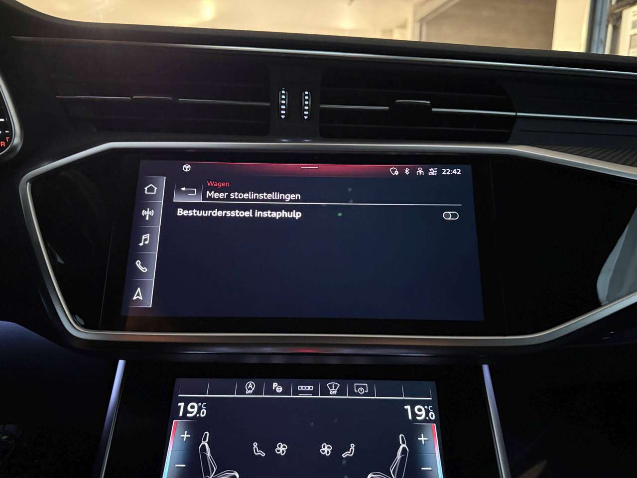 Audi A6 45TFSI 265PK QUATTRO * KLEUR EXCLUSIVE ULTRA BLAUW PAREL * BLACK PACK * 3X S-LINE * CAMERA * LED * TREKHAAK * 21" * — foto 14 van 24