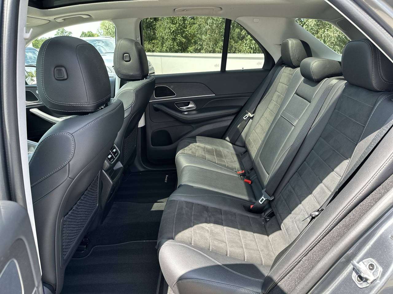 Mercedes-Benz GLE 350 DE AMG Nigtpakket Pano dak Trekhaak — foto 11 van 25