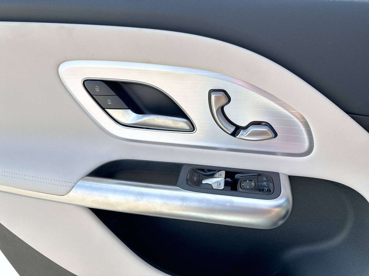 Mercedes-Benz GLB 250 + Electric Pano dak Leder Memory Nightpakket — foto 10 van 19