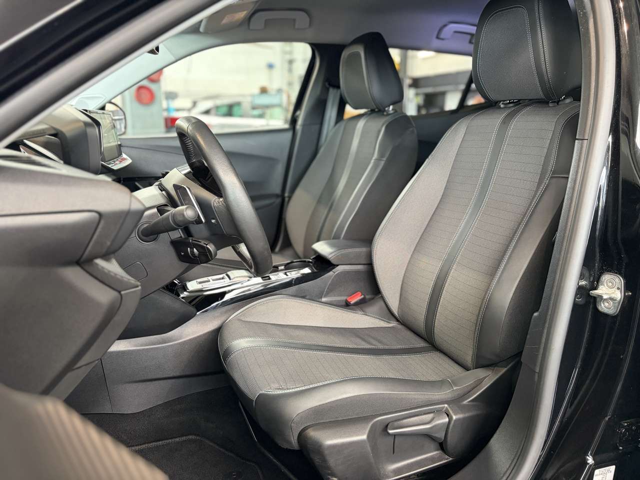 Peugeot 2008 1.2 PureTech Allure — foto 7 van 17
