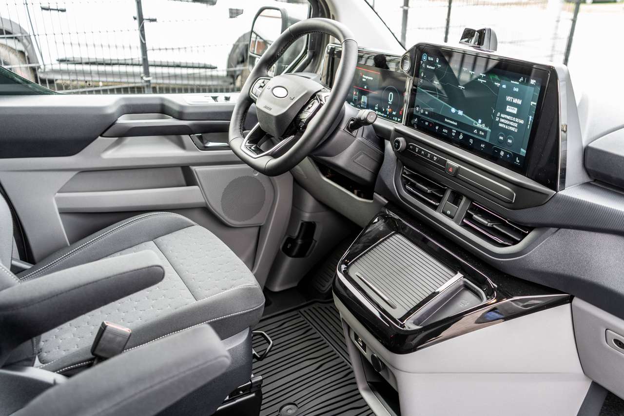 Ford Transit Custom 2.5 PHEV Limited DC L2 5pl.- Trekhaak / 360° Camera - 42.800ex — foto 13 van 16