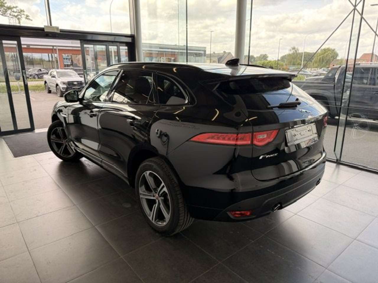 Jaguar F-Pace R-SPORT BENZINE AWD AUTOMAAT-OPEN DAK-SPORT SEATS — foto 4 van 23
