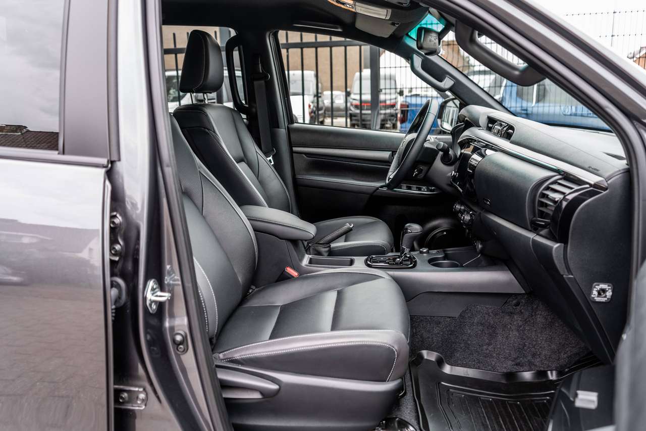 Toyota Hilux 2.8 D4D MHEV Invincible - Trekhaak / Roll cover - 50.300 excl — foto 13 van 17