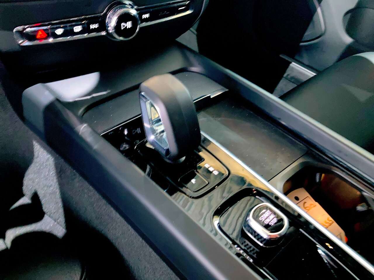 Volvo V60 B4 PLUS DARK + HK + 360° + 18” — foto 16 van 25