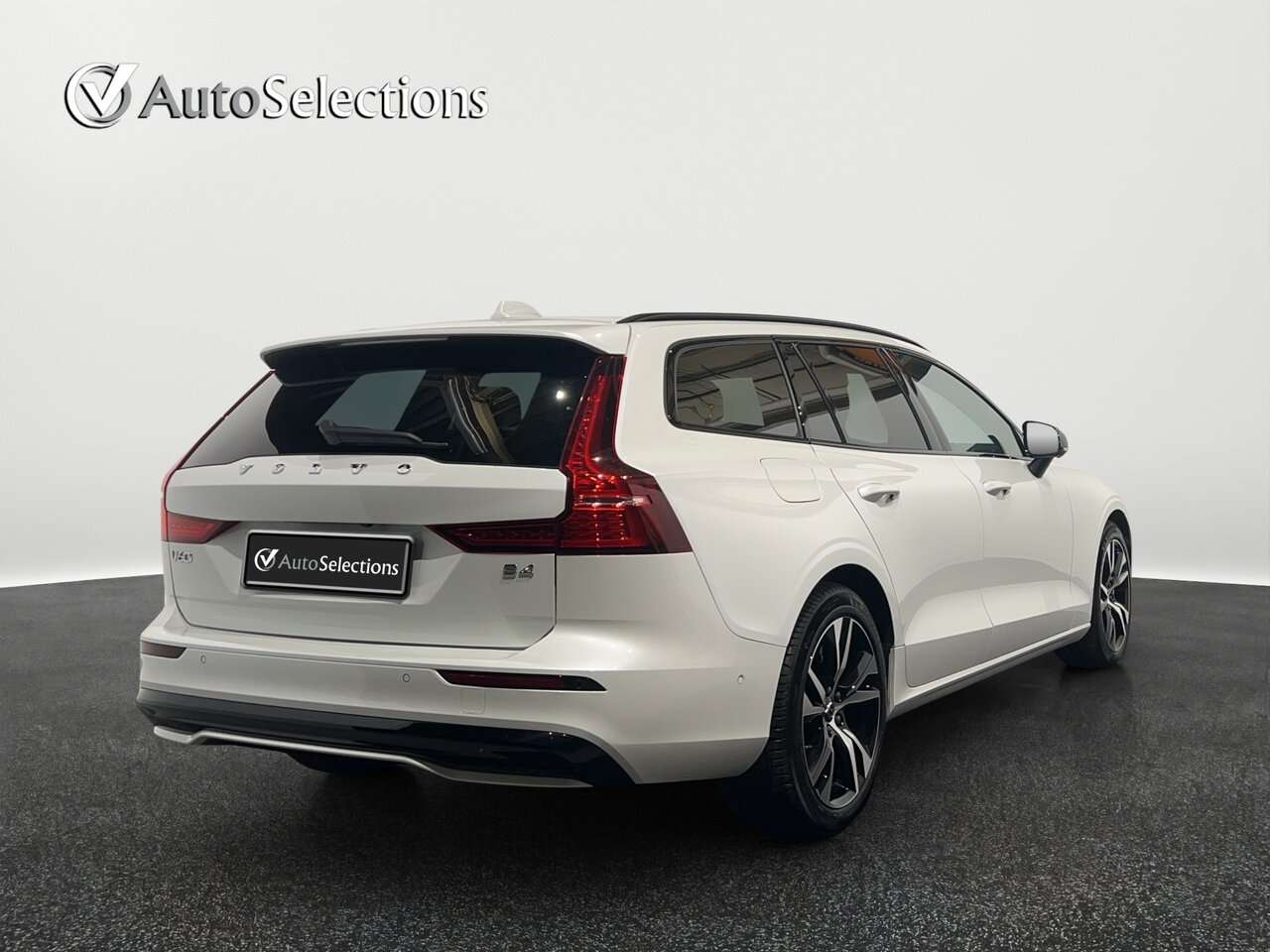 Volvo V60 B4 PLUS DARK / HARMAN KARDON/360° CAMERA — foto 8 van 15