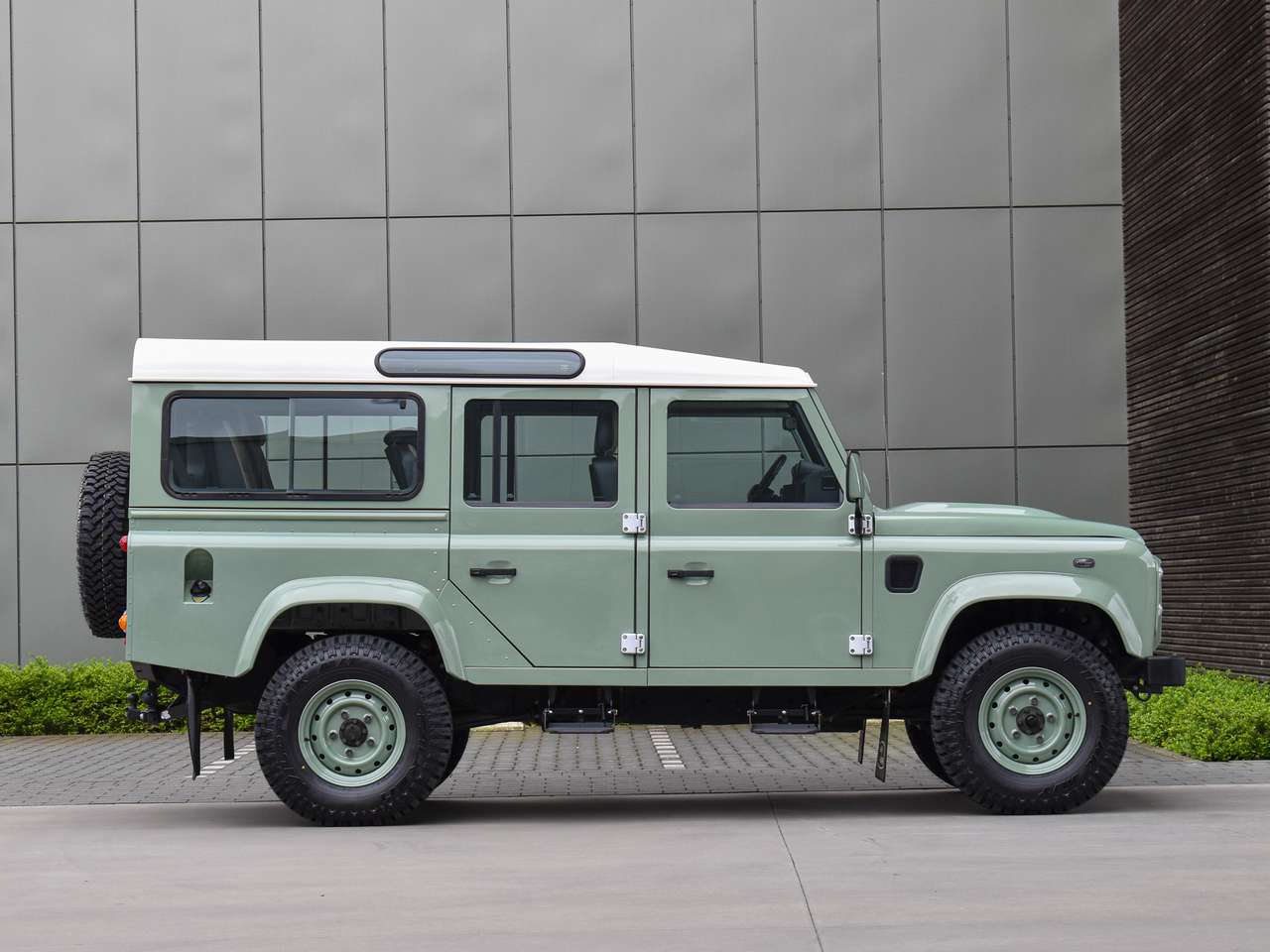 Land Rover Defender 110 2.2 TD4 - "Heritage Edition" — foto 5 van 25