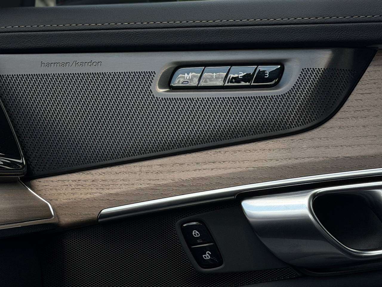 Volvo XC90 T8 PHEV PLUS DARK 7-ZIT HARMAN KARDON MEMORY SEATS APPLE CARPLAY — foto 13 van 20