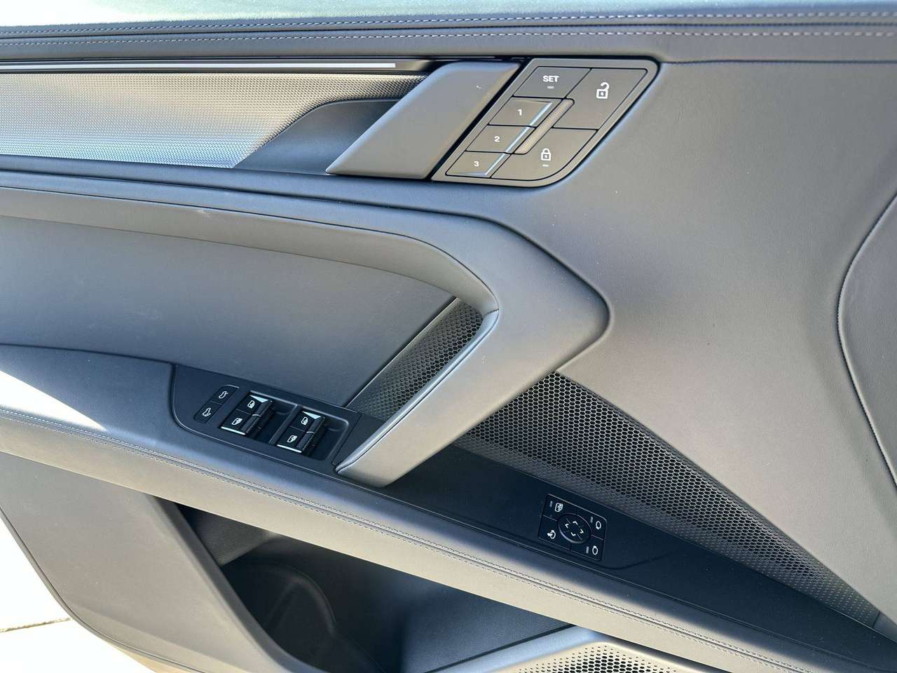 Porsche Cayenne ELECTRIC Trekhaak Pano Dak 22" Sport Design Pack — foto 16 van 18