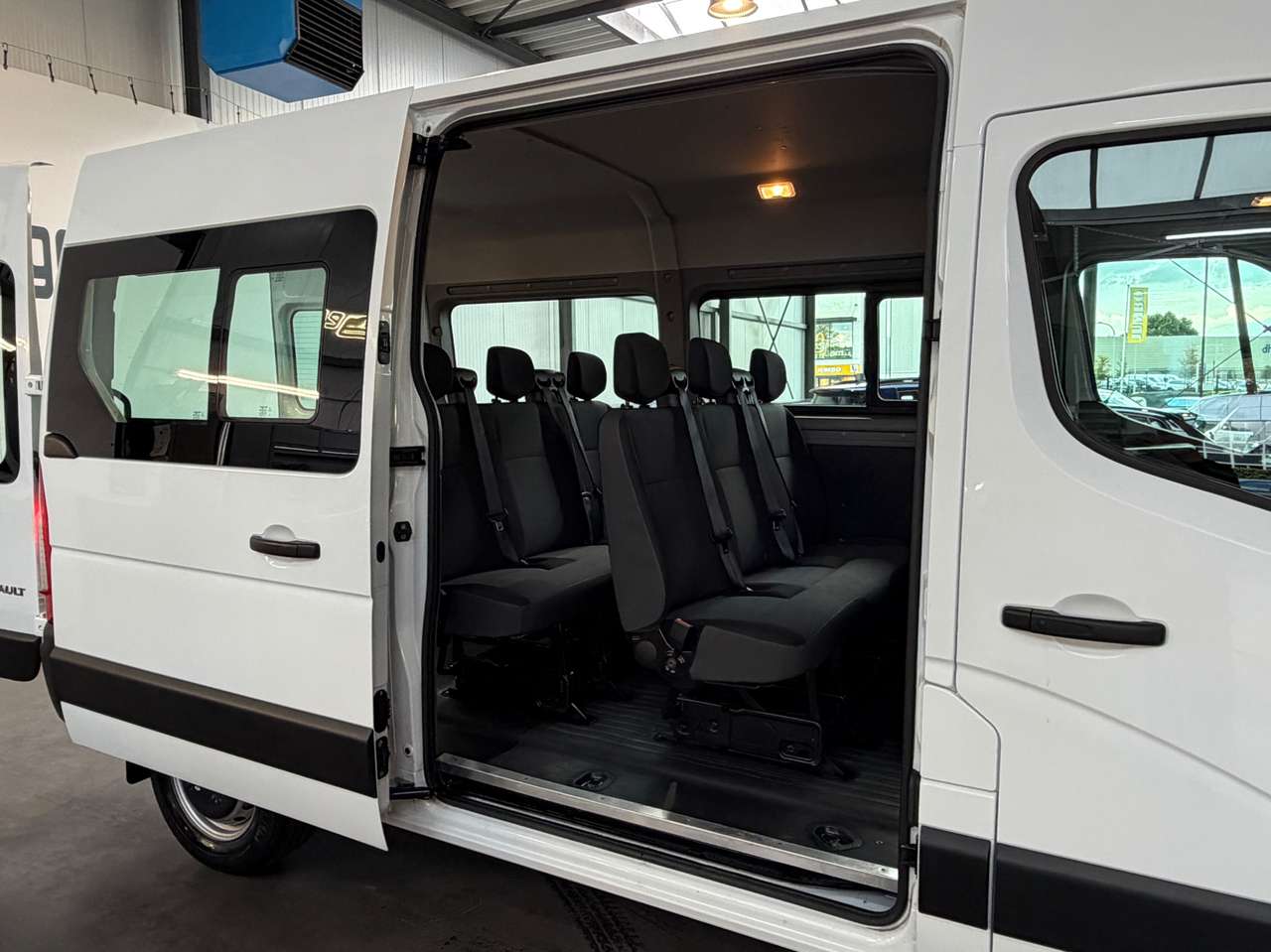 Renault Master 2.3 dCi 35 L2H2 met 9 plaatsen — foto 6 van 16