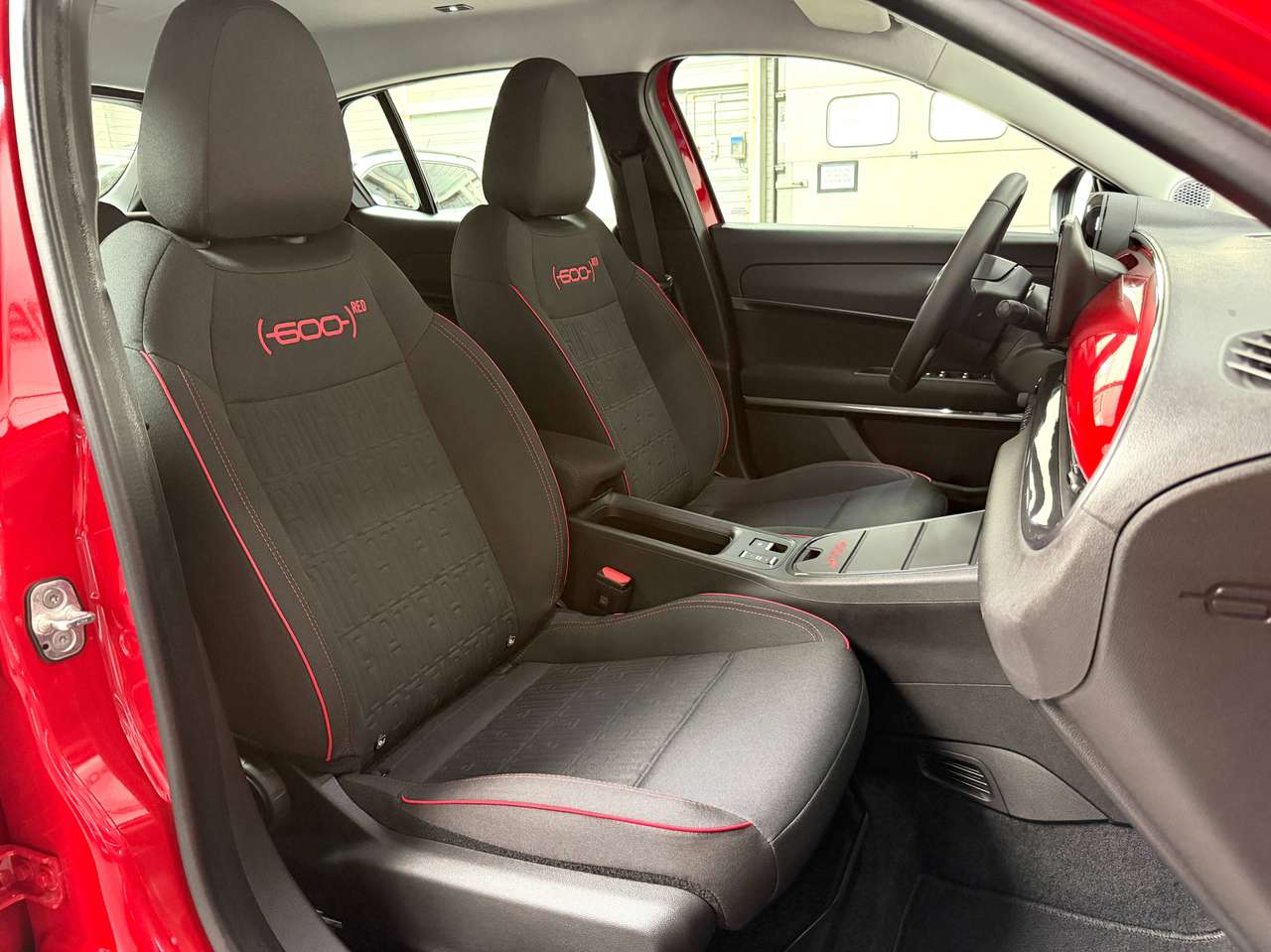 Fiat 600e e-600 54 kWh Red SOH 95% CARPLAY/ANDROID-AUTO*DAB*NAVI*CRUISE CONTROL*LANE ASSIST*PDC — foto 13 van 25