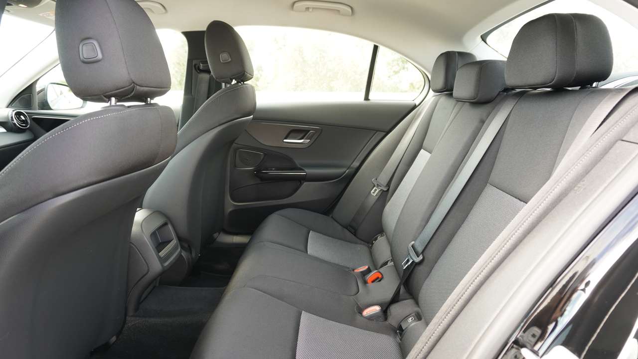 Mercedes-Benz C 180 MBUX/17" 10 DUBBELSPAAKS/ACT. SPOORASSIST — foto 11 van 18