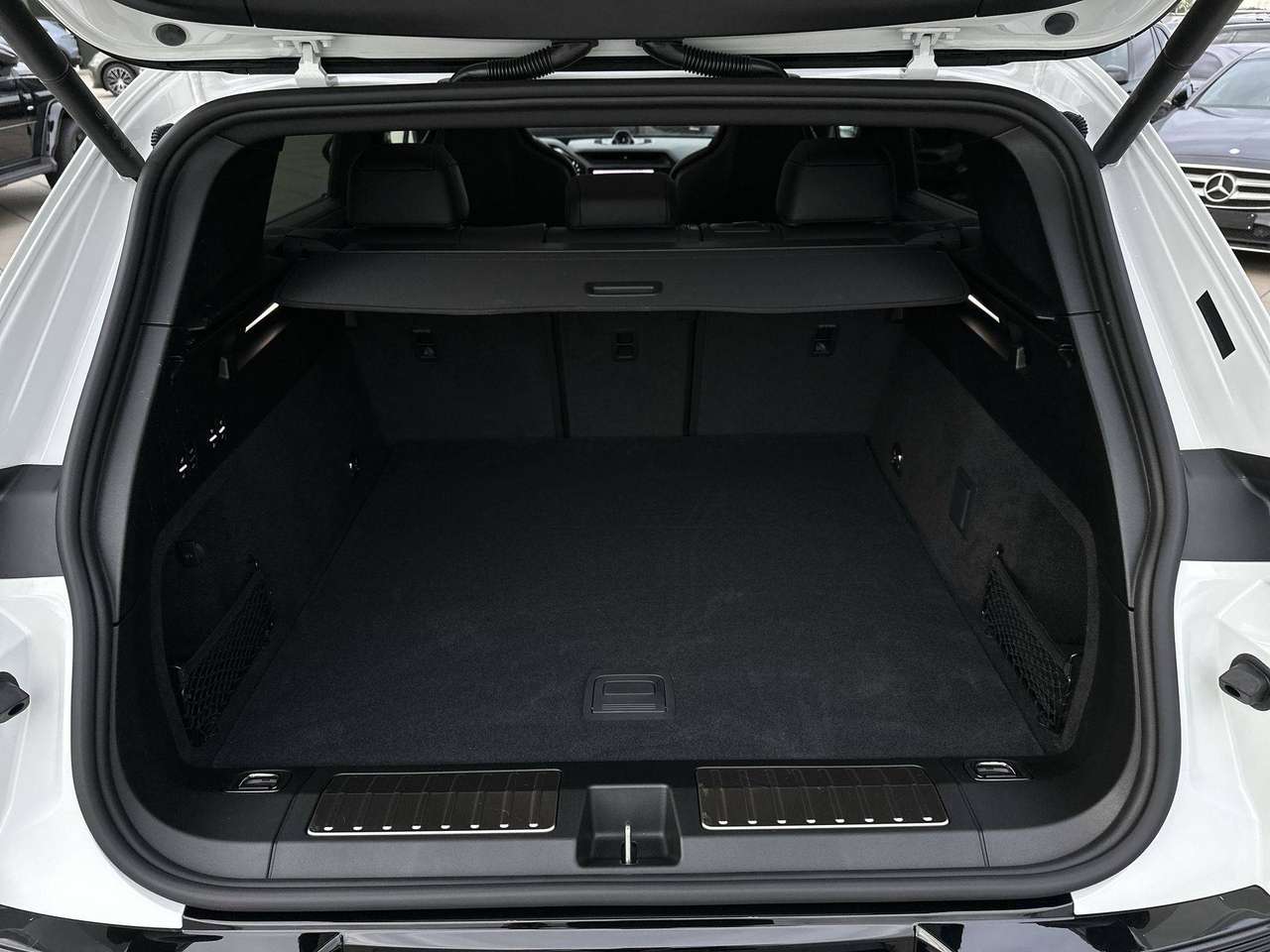 Porsche Cayenne ELECTRIC Trekhaak Pano Dak 22" Sport Design Pack Achterasbesturing — foto 16 van 19