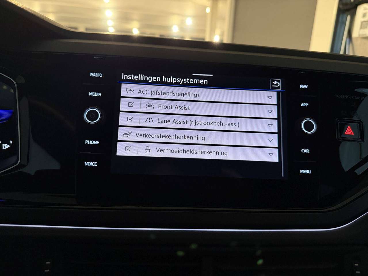 Volkswagen Taigo 3x R-LINE  * ALCANTARA * ZETEL VERWARMING * BLACK PACK * IQ LED * CAR PLAY * 18" ALU VELGEN * NAVI * CAMERA * — foto 11 van 17