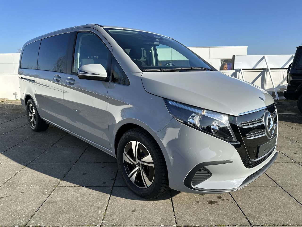 Mercedes-Benz EQV 300 L2  nieuw model Leder navi Distronic Dodehoek Multibeam — foto 2 van 18