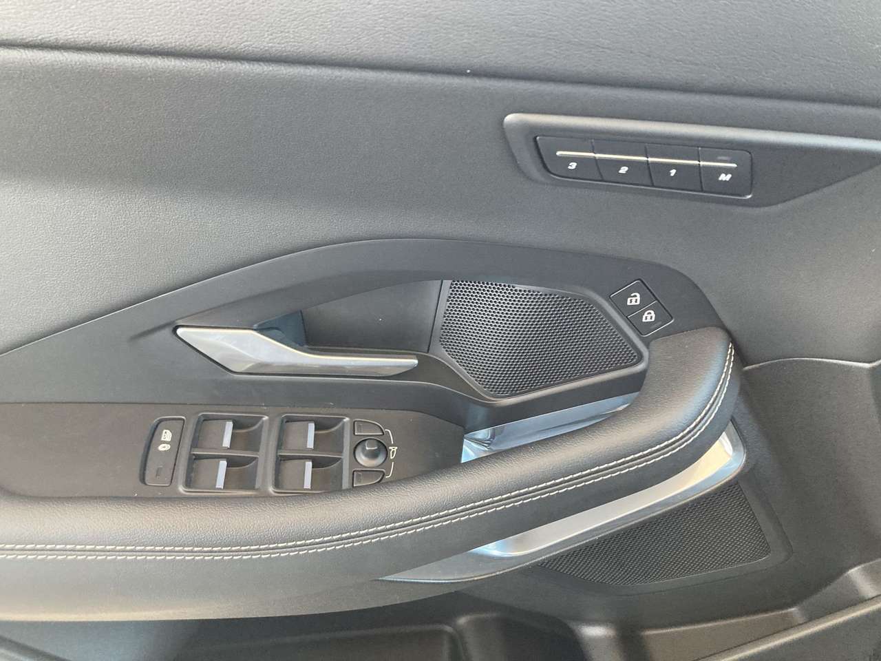 Jaguar E-Pace R-DYNAMIC PLUG IN HYBRIDE AWD AUTOMAAT+TAL VAN OPTIES — foto 17 van 18