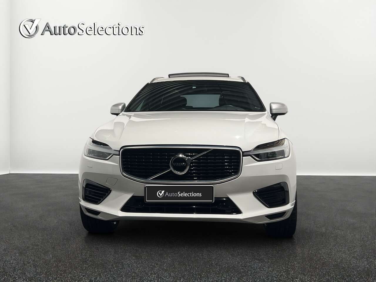 Volvo XC60 T8 AWD Recharge Plug in/R design/Safety pack — foto 2 van 16