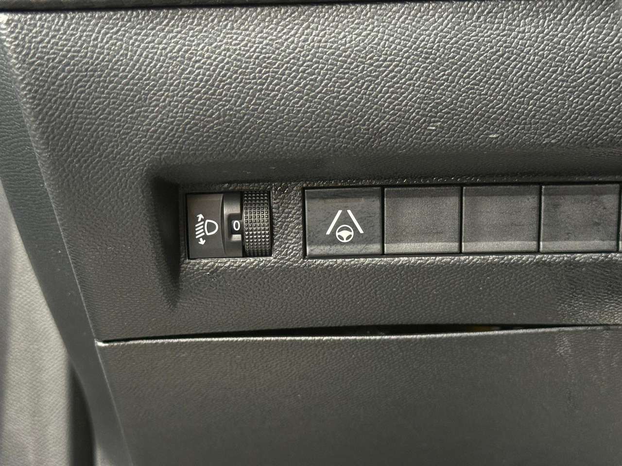 Peugeot 2008 12 Hybride Allure Automaat — foto 22 van 25