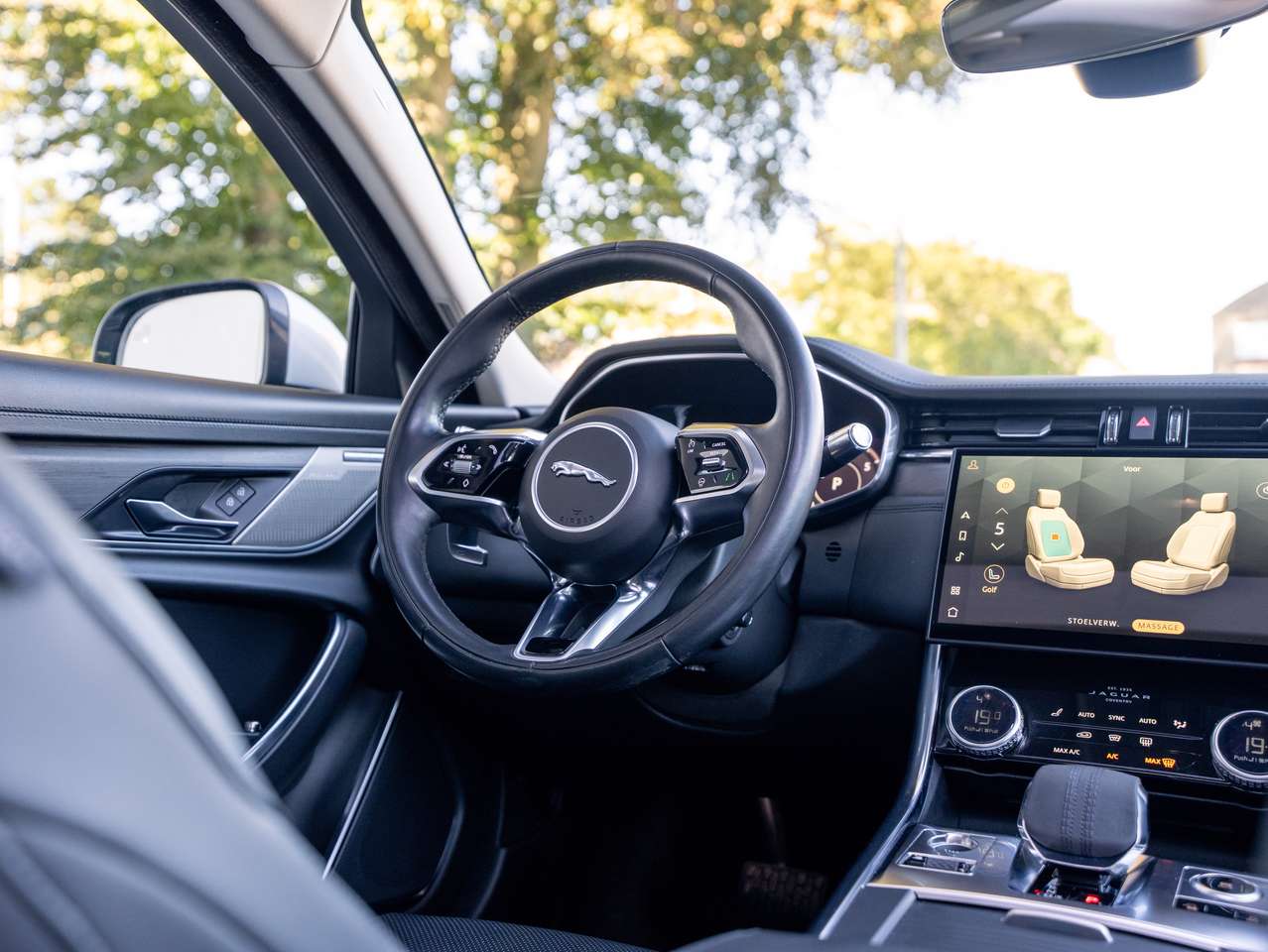 Jaguar XF XF 2.0 T P250 R-Dynamic SE — foto 13 van 21