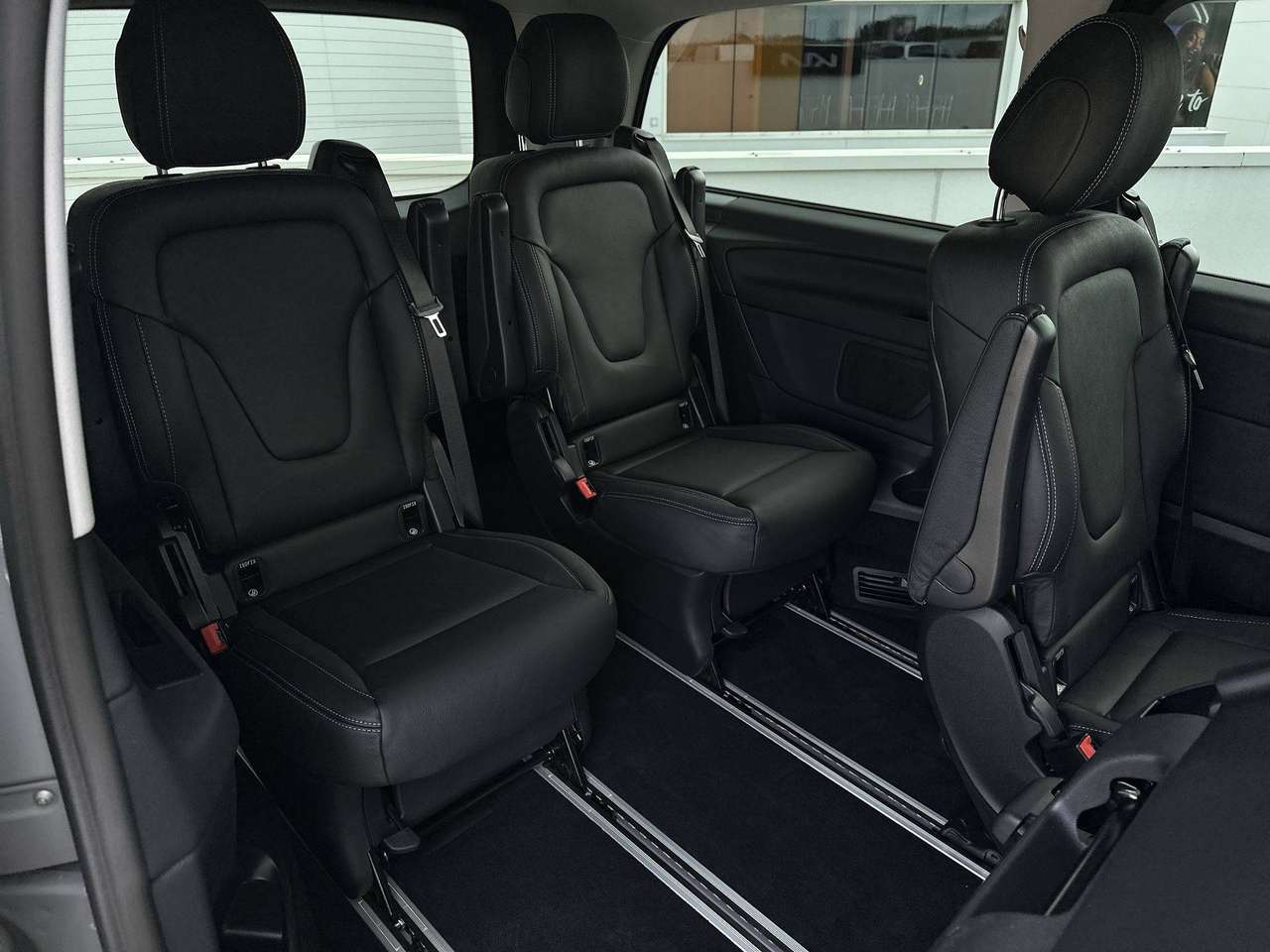 Mercedes-Benz EQV 300 L2  nieuw model Leder navi Distronic Dodehoek Multibeam — foto 12 van 18