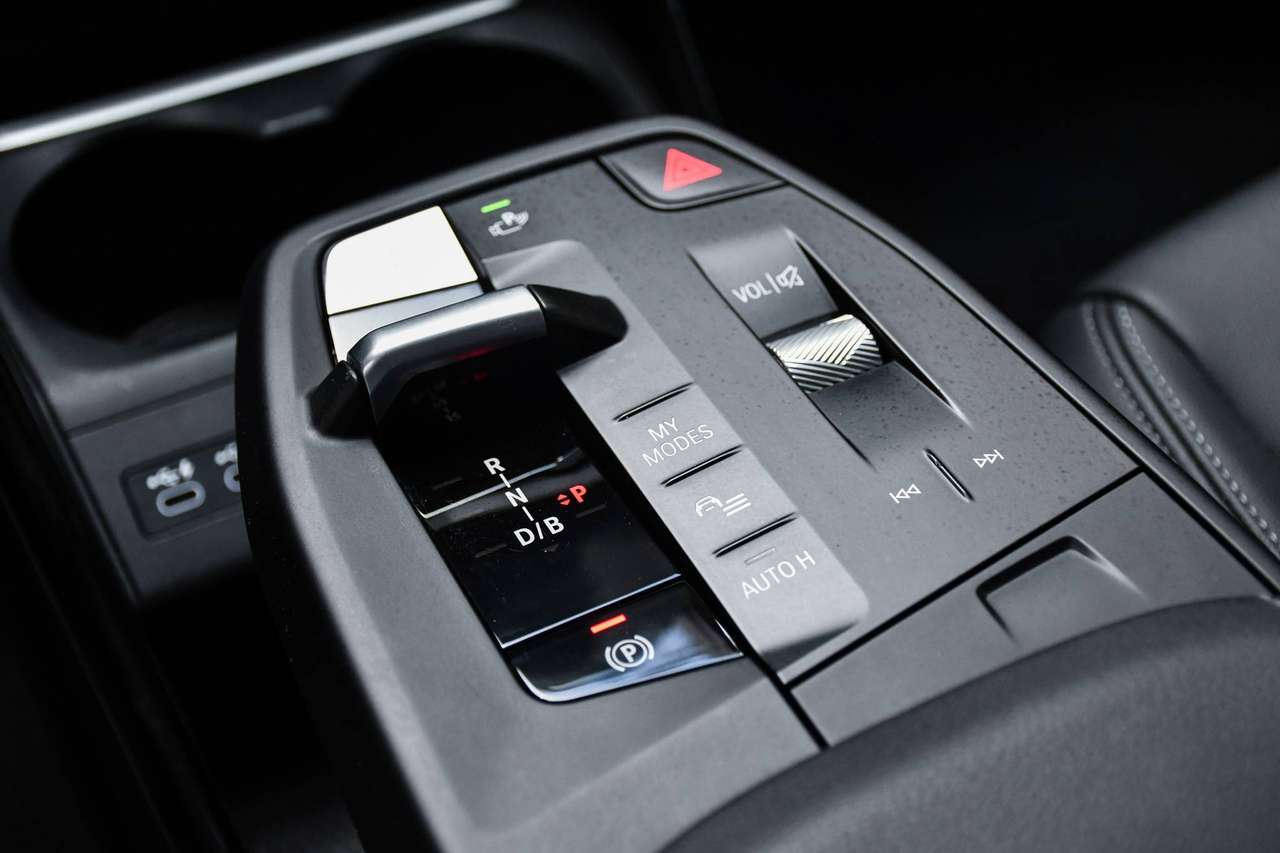 BMW iX1 iX1 66.5 kWh xDrive30 - NAVIGATIE / CAMERA / SMARTLINK / LEDER / PDC / CC — foto 16 van 20