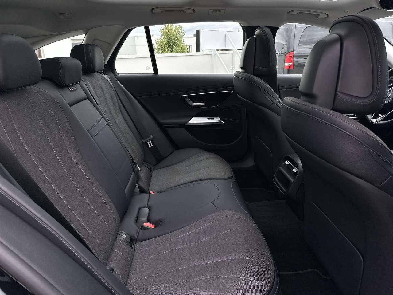 Mercedes-Benz E 200 AVANTGARDE/DISTR PRO/PANODAK/KEYLESS/WINTERPAK/19" — foto 13 van 19
