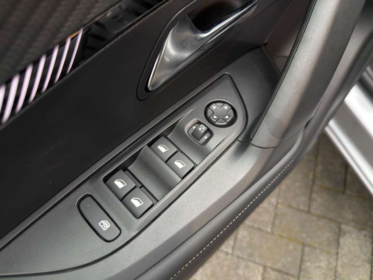 Peugeot 2008 12 Hybride Allure Automaat — foto 16 van 25