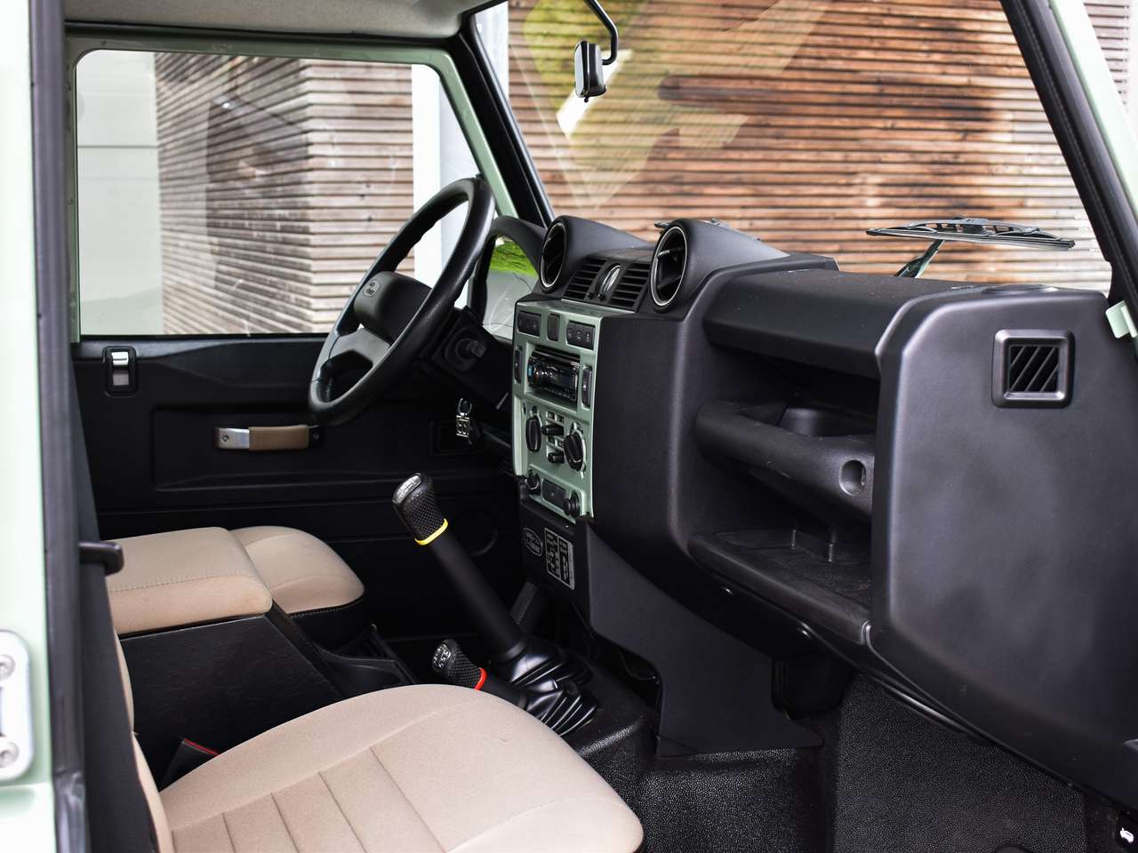 Land Rover Defender 110 2.2 TD4 - "Heritage Edition" — foto 13 van 25
