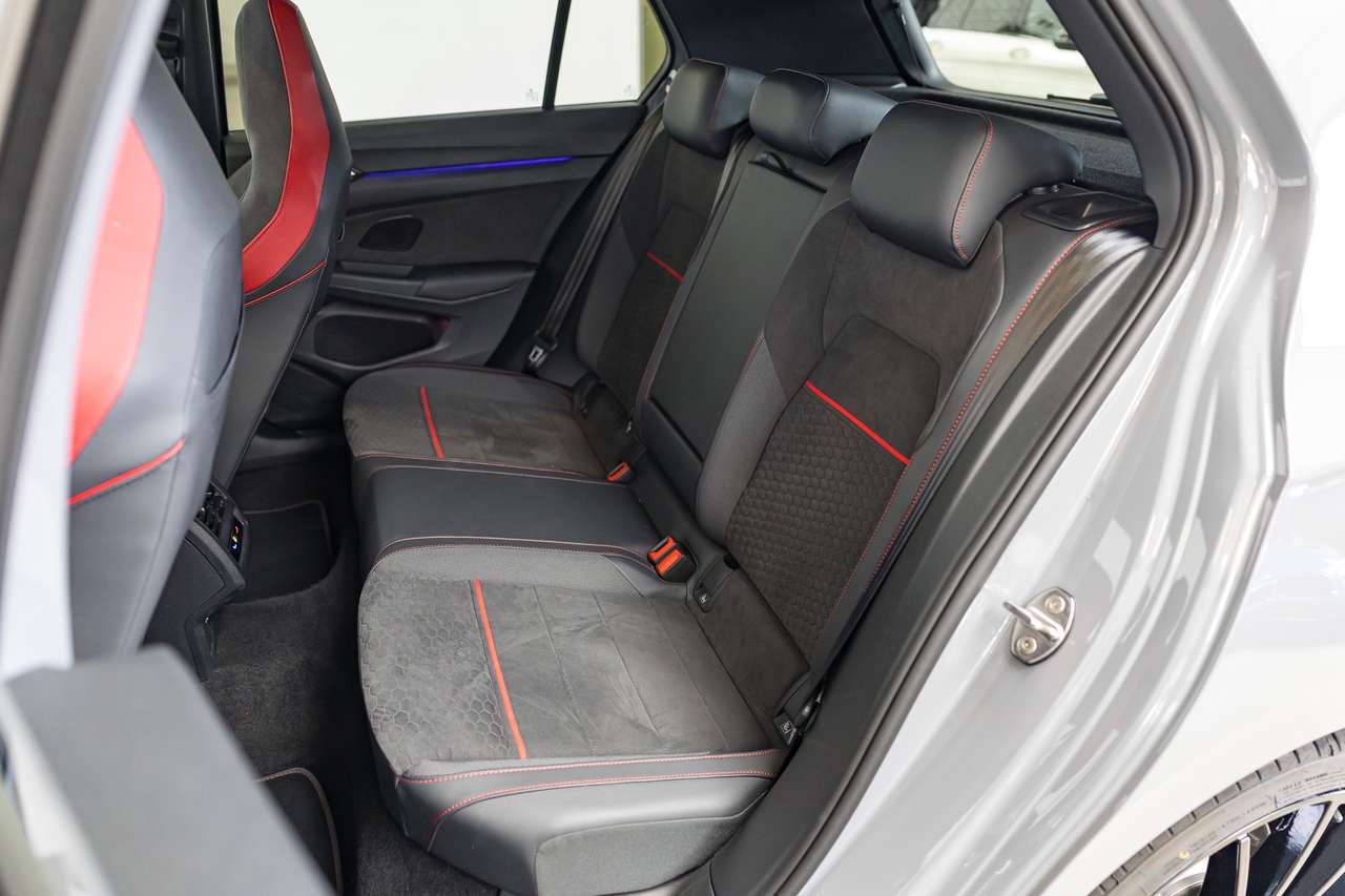Volkswagen Golf GTI 2025|CLUBSPORT|H&K|PANO|HEAD-UP|ALCANTARA|HEATEDSEATS|KEYLESS|ACC|LA|GARANTIE| — foto 14 van 25