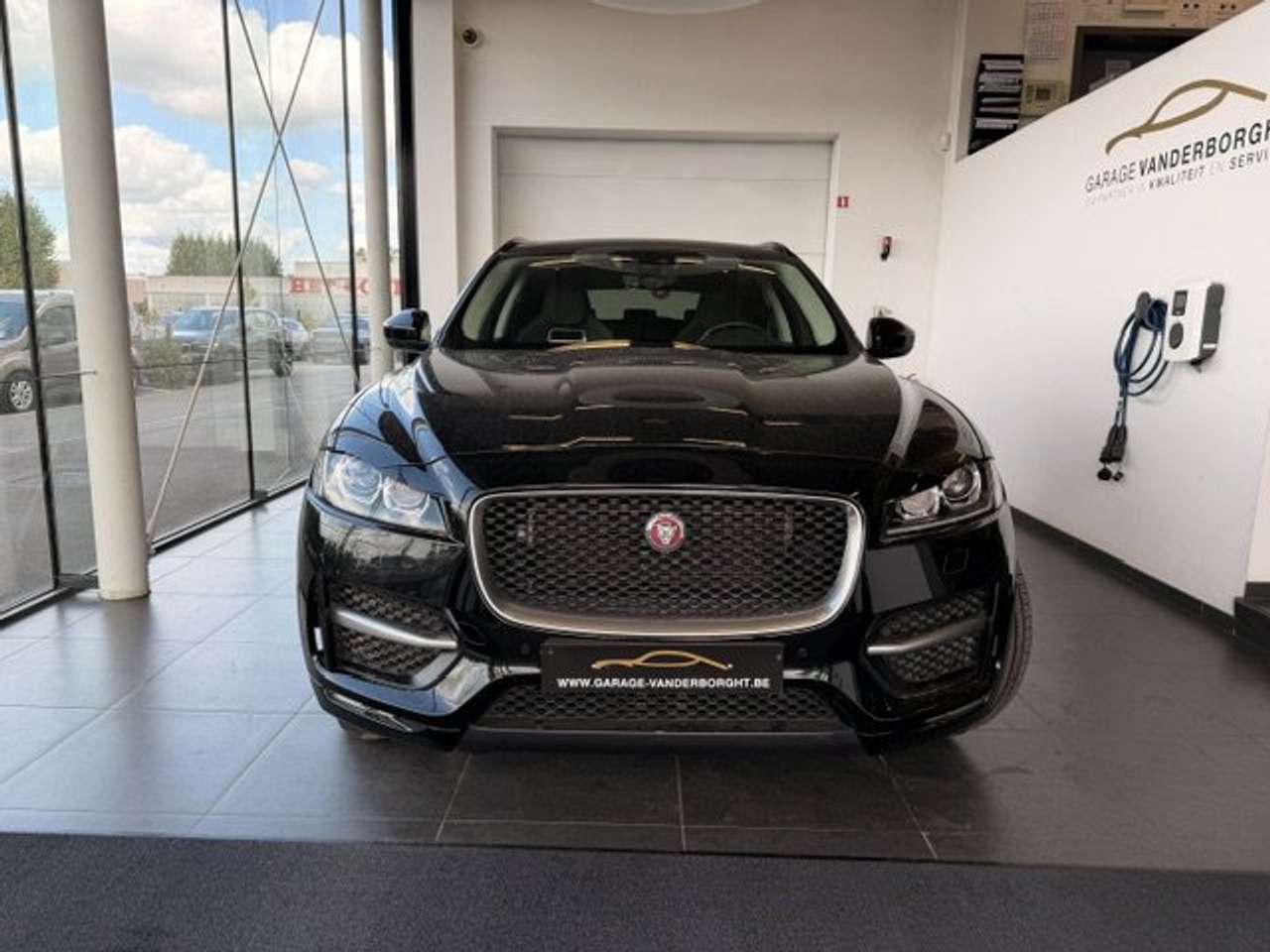 Jaguar F-Pace R-SPORT BENZINE AWD AUTOMAAT-OPEN DAK-SPORT SEATS — foto 2 van 23