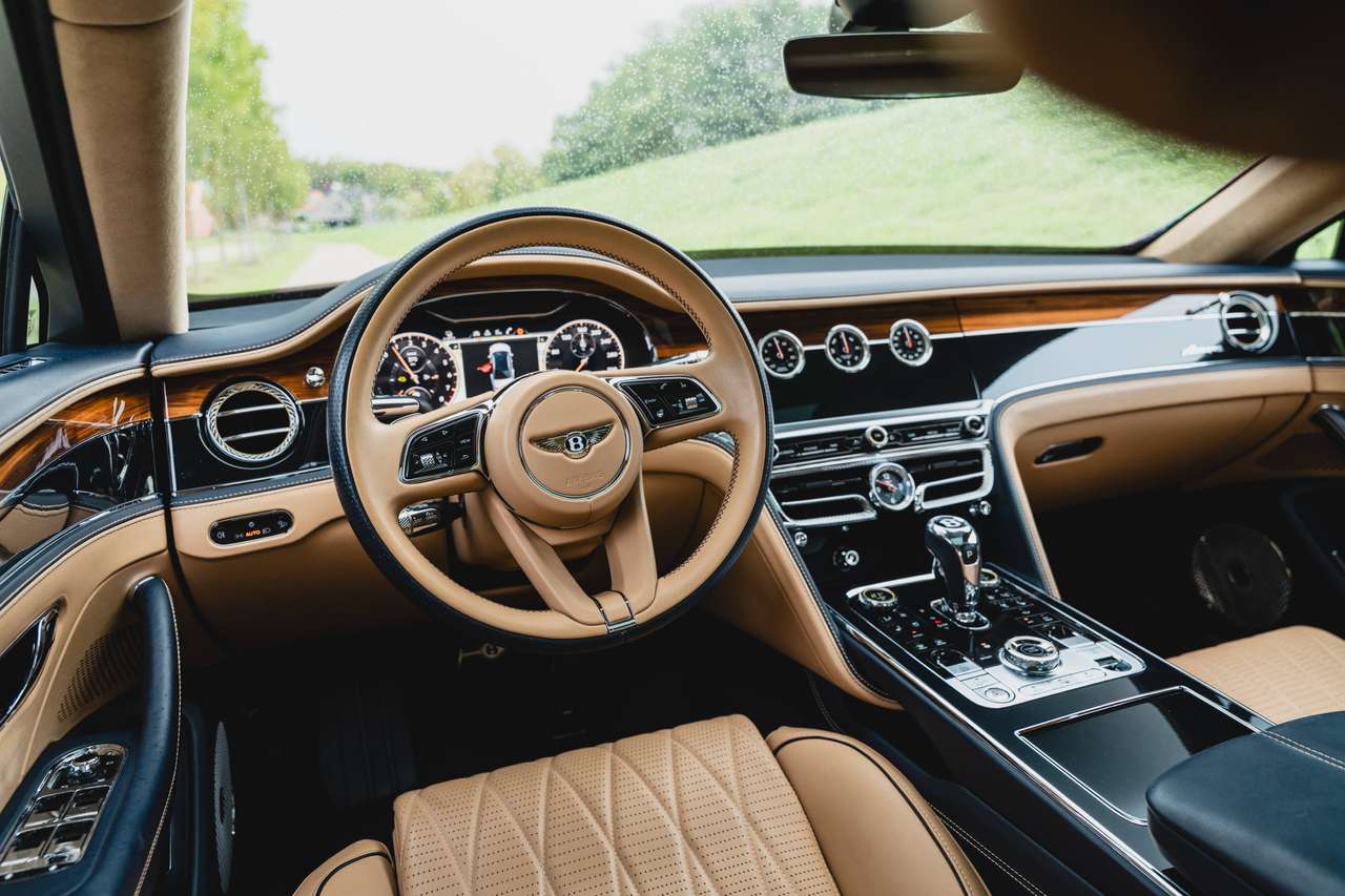 Bentley Flying Spur AZURE HYBRID - 4 SEAT - TOURING SPECIFICATION — foto 15 van 25