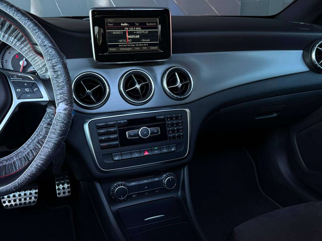 Mercedes-Benz CLA 200 Night Pack AMG LINE — foto 14 van 19