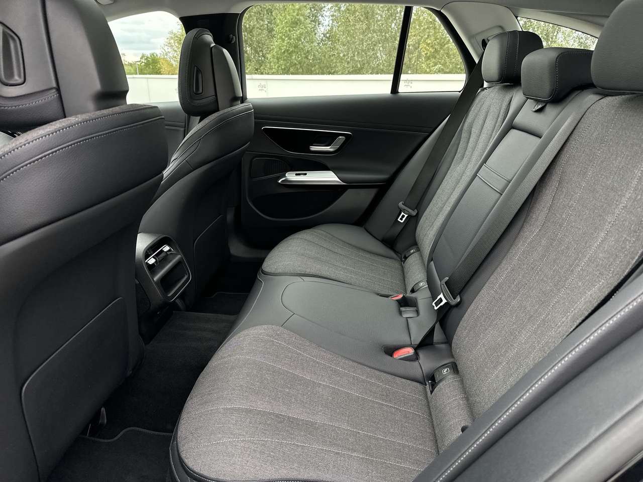 Mercedes-Benz E 200 AVANTGARDE/DISTR PRO/PANODAK/KEYLESS/WINTERPAK/19" — foto 15 van 19