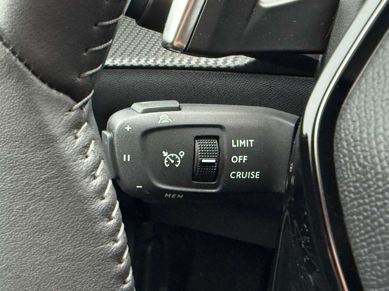 Peugeot 2008 12 Hybride Allure Automaat — foto 19 van 25