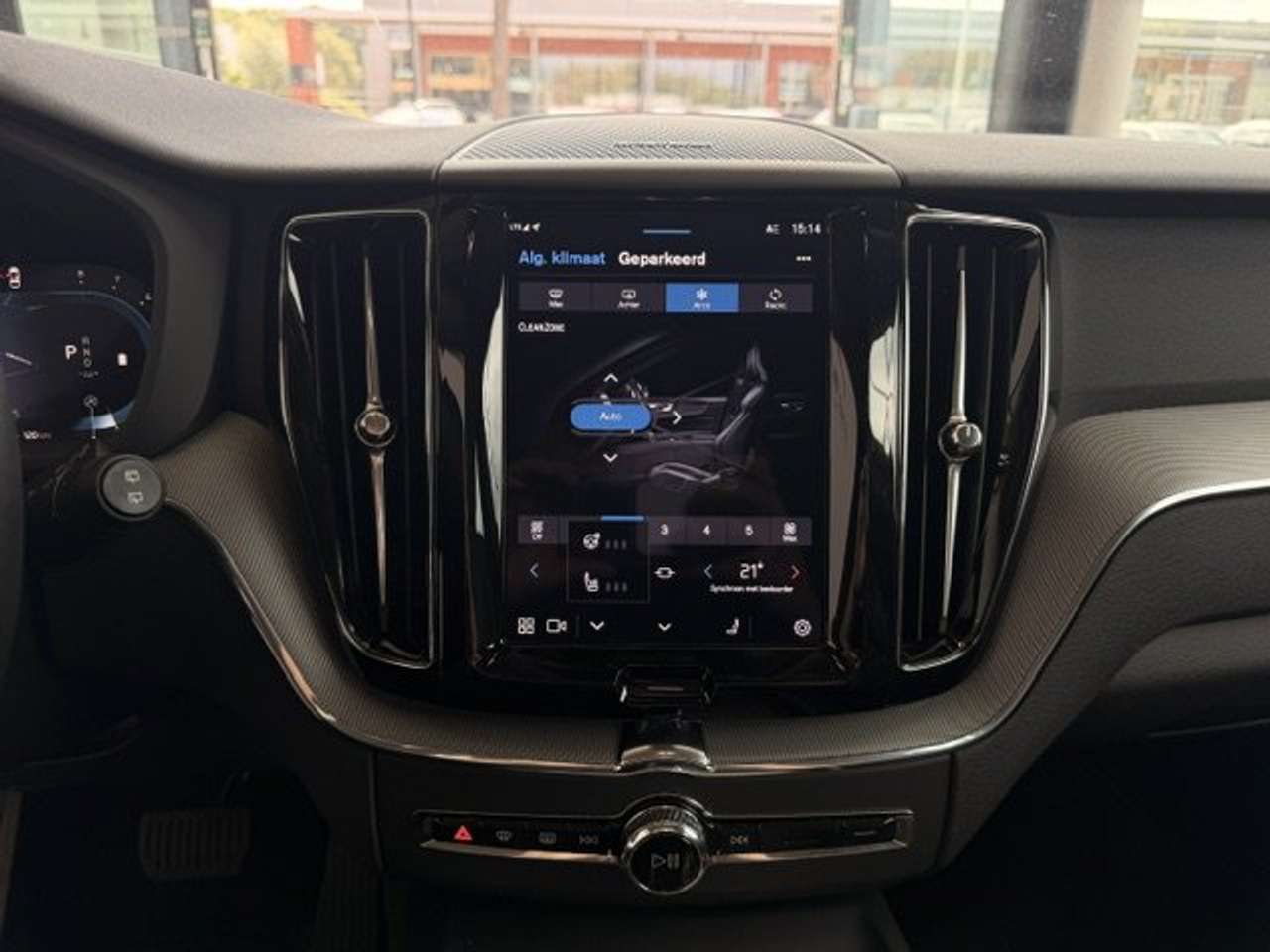 Volvo XC60 PLUS DARK B5  AWD AUTOMAAT +TAL VAN OPTIES — foto 17 van 22