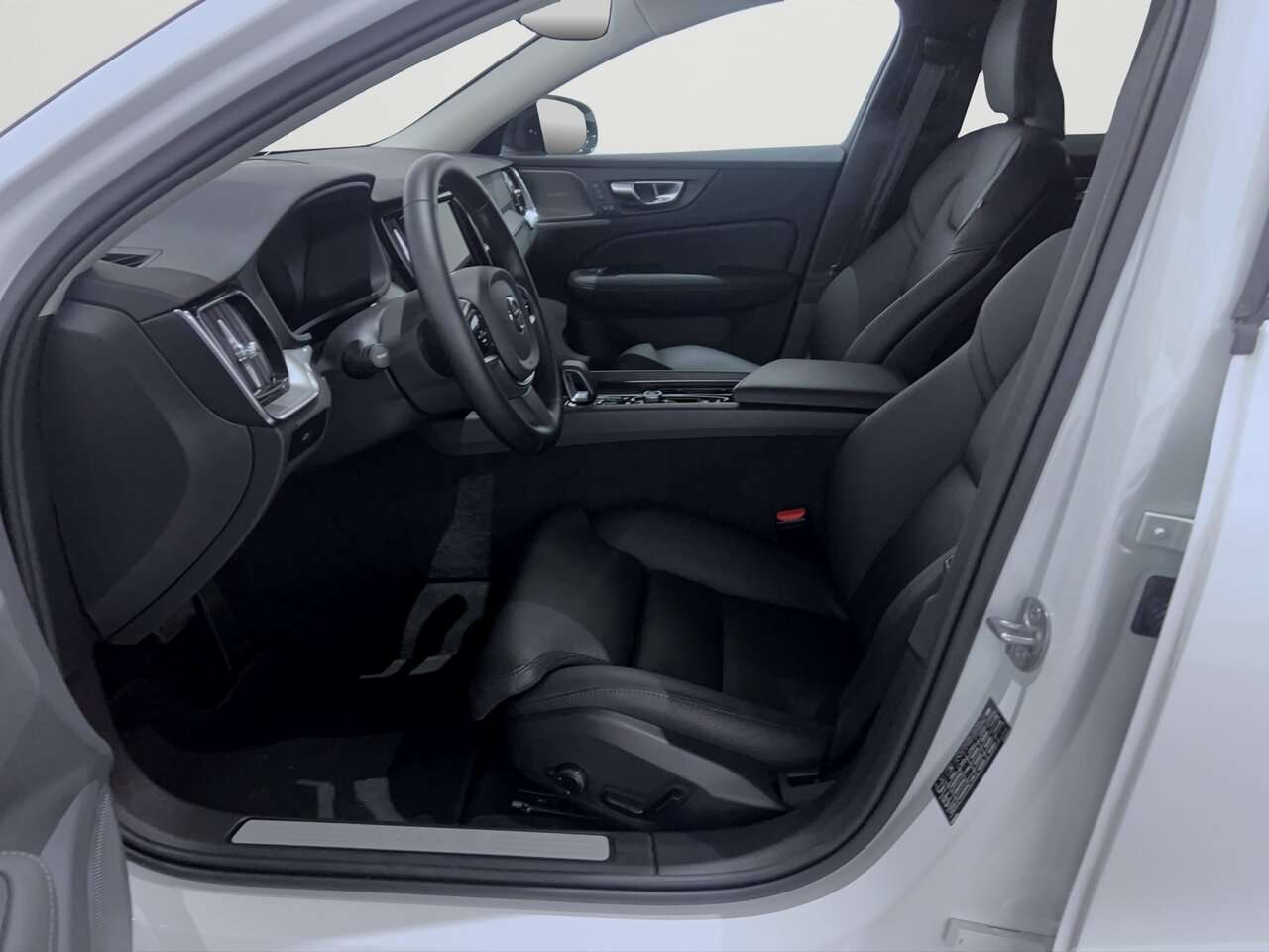 Volvo V60 B4 PLUS DARK / HARMAN KARDON/360° CAMERA — foto 13 van 15