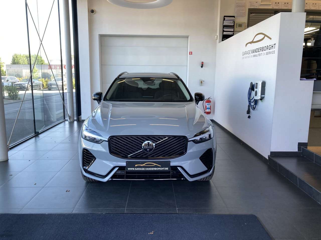 Volvo XC60 PLUS DARK T6 PHEV AWD AUTOMAAT PANO DAK 19000KM!!! — foto 2 van 22
