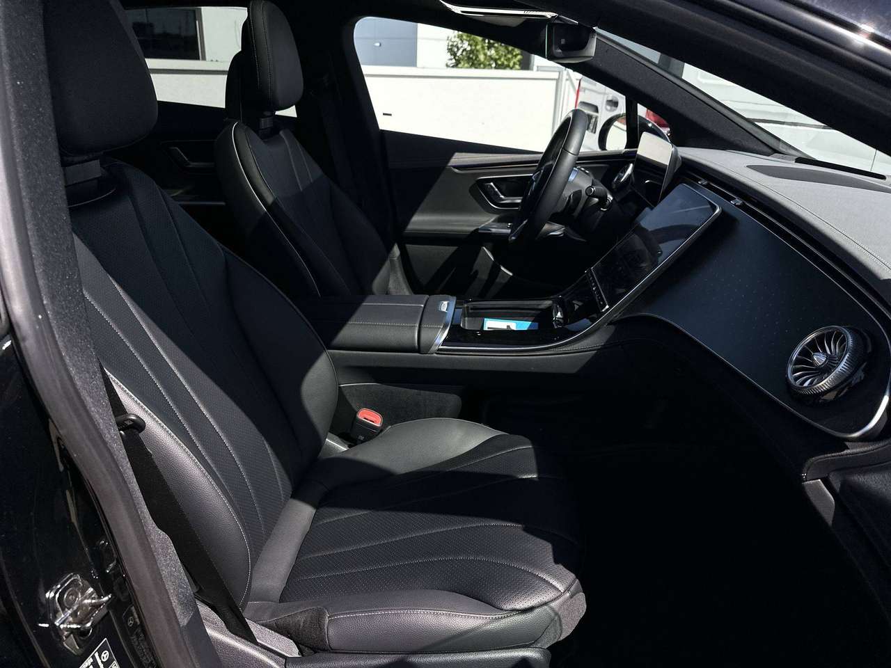 Mercedes-Benz EQE 300 AMG PANO DAK PREMIUM PLUS NP 102.432 EURO !!! — foto 17 van 19