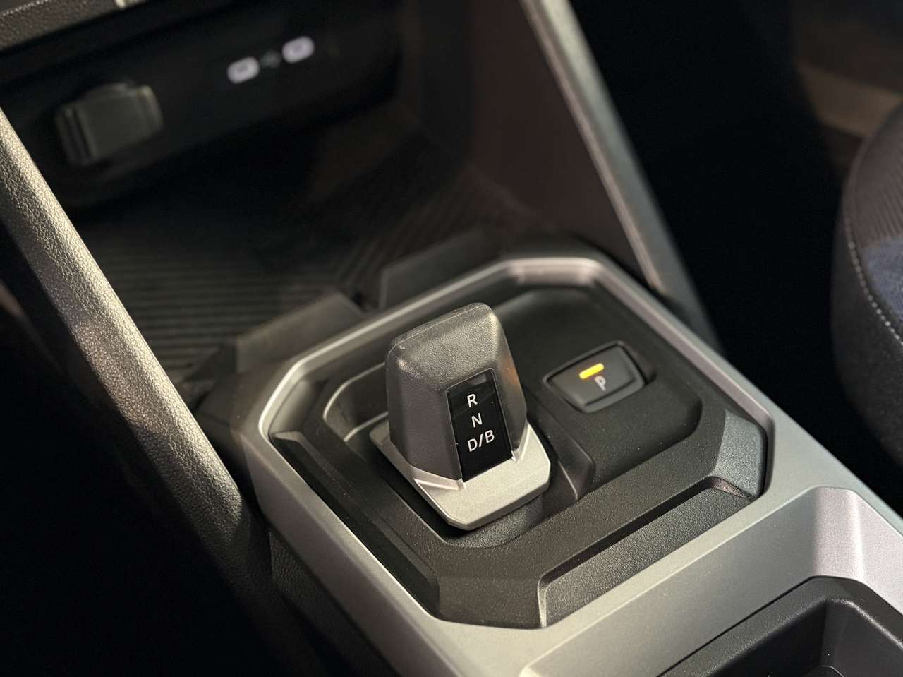 Dacia Duster Journey Hybrid 140 PK — foto 9 van 18