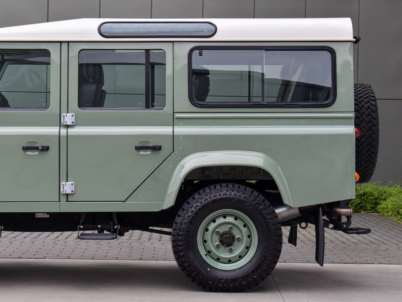 Land Rover Defender 110 2.2 TD4 - "Heritage Edition" — foto 18 van 25