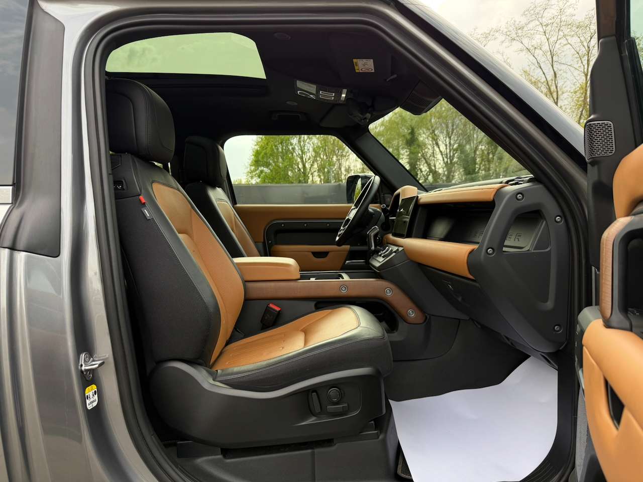 Land Rover Defender D300 KAHN PANO MERIDIAN 360°CAM VERWAMD EN GEVENTILEERD LEDER — foto 6 van 20