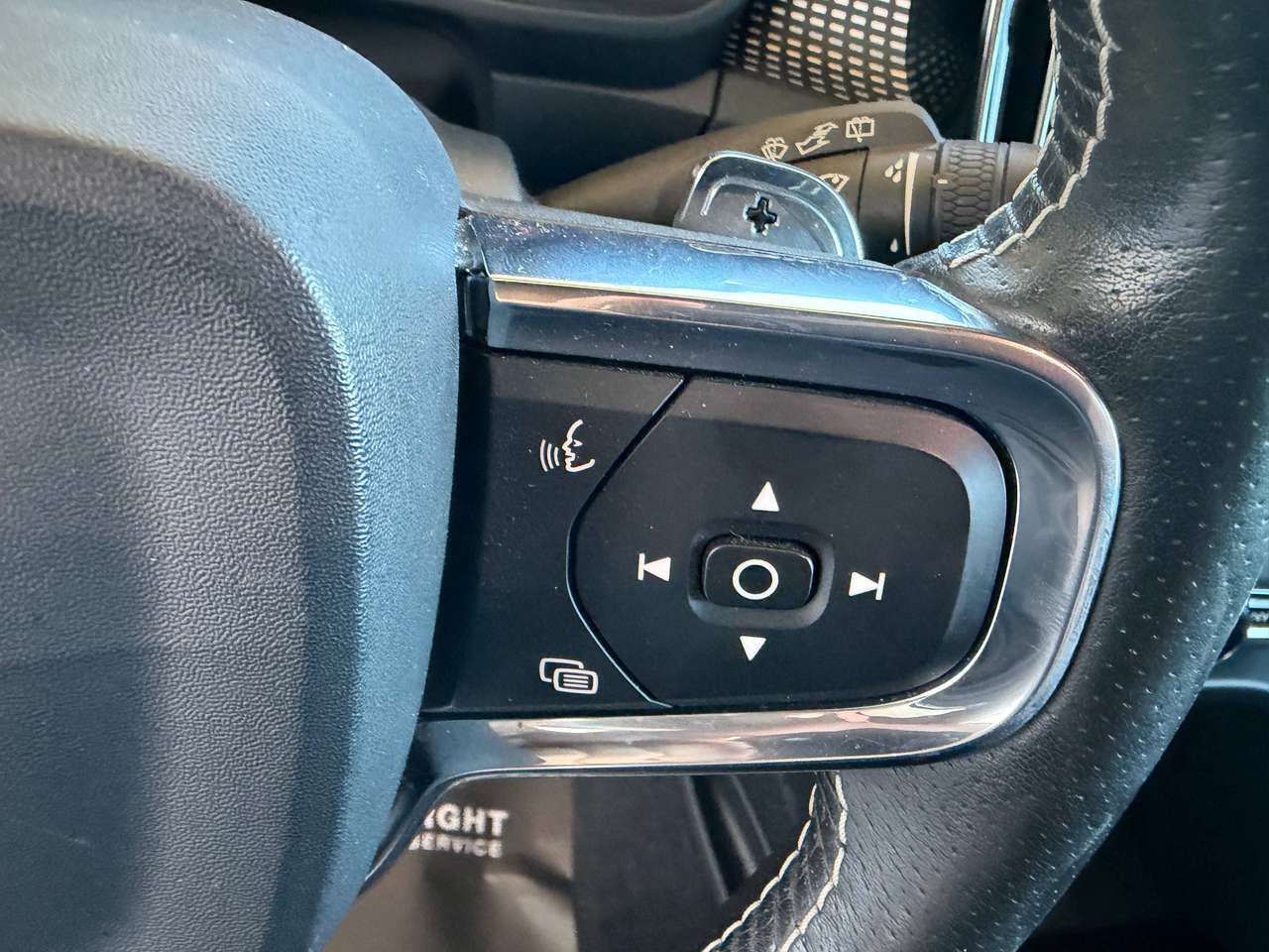 Volvo XC40 R-DESIGN D4 AWD AUTOMAAT LEDER PANO DAK — foto 21 van 23