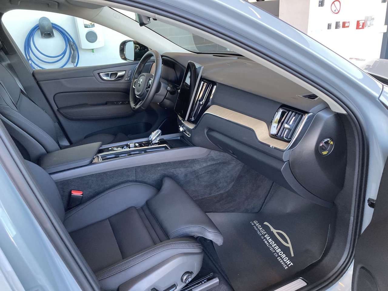Volvo XC60 PLUS DARK T6 PHEV AWD AUTOMAAT PANO DAK 19000KM!!! — foto 8 van 22