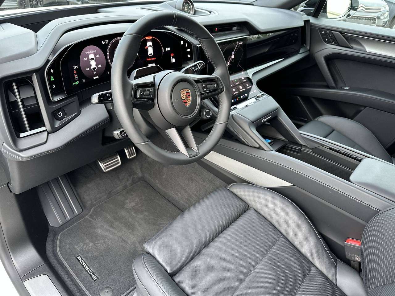 Porsche Cayenne ELECTRIC Trekhaak Pano Dak 22" Sport Design Pack Achterasbesturing — foto 11 van 19