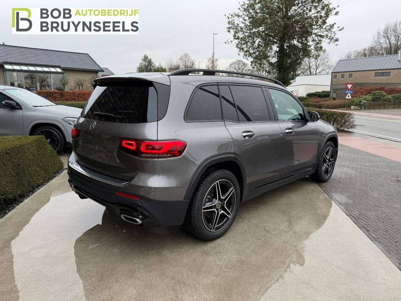 Mercedes-Benz GLB 180 AMG Line | Nightpakket | Trekhaak | Sfeerverlichting | Verstelbare achterbank — foto 4 van 18