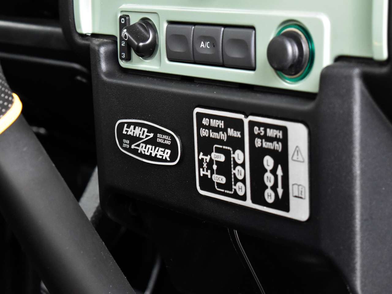 Land Rover Defender 110 2.2 TD4 - "Heritage Edition" — foto 21 van 25