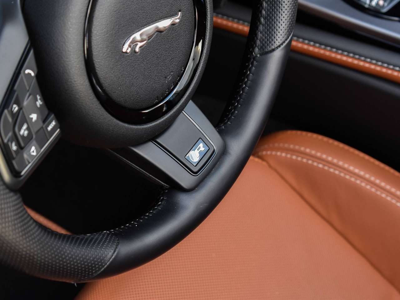 Jaguar F-Type 5.0 V8 R Cabriolet AWD P575 / Giola Green / Black Pack / FULL — foto 13 van 25