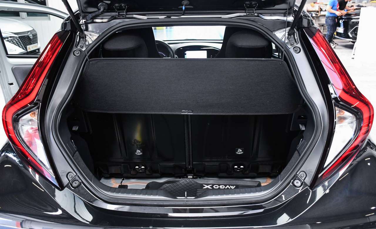 Toyota Aygo X Aygo X Air-Pulse + Tech Pack - NAVIGATIE VIA SMARTLINK / CAMERA / ACC / AIRCO — foto 17 van 18
