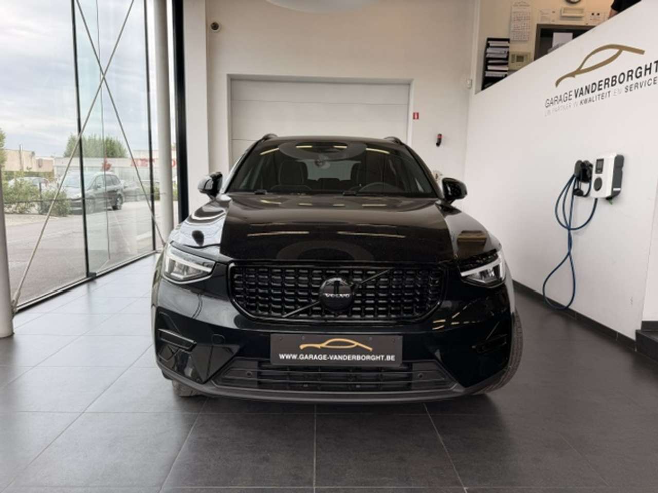 Volvo XC40 PLUS DARK BLACK EDITION  B3 HYBRIDE MHEV — foto 2 van 22