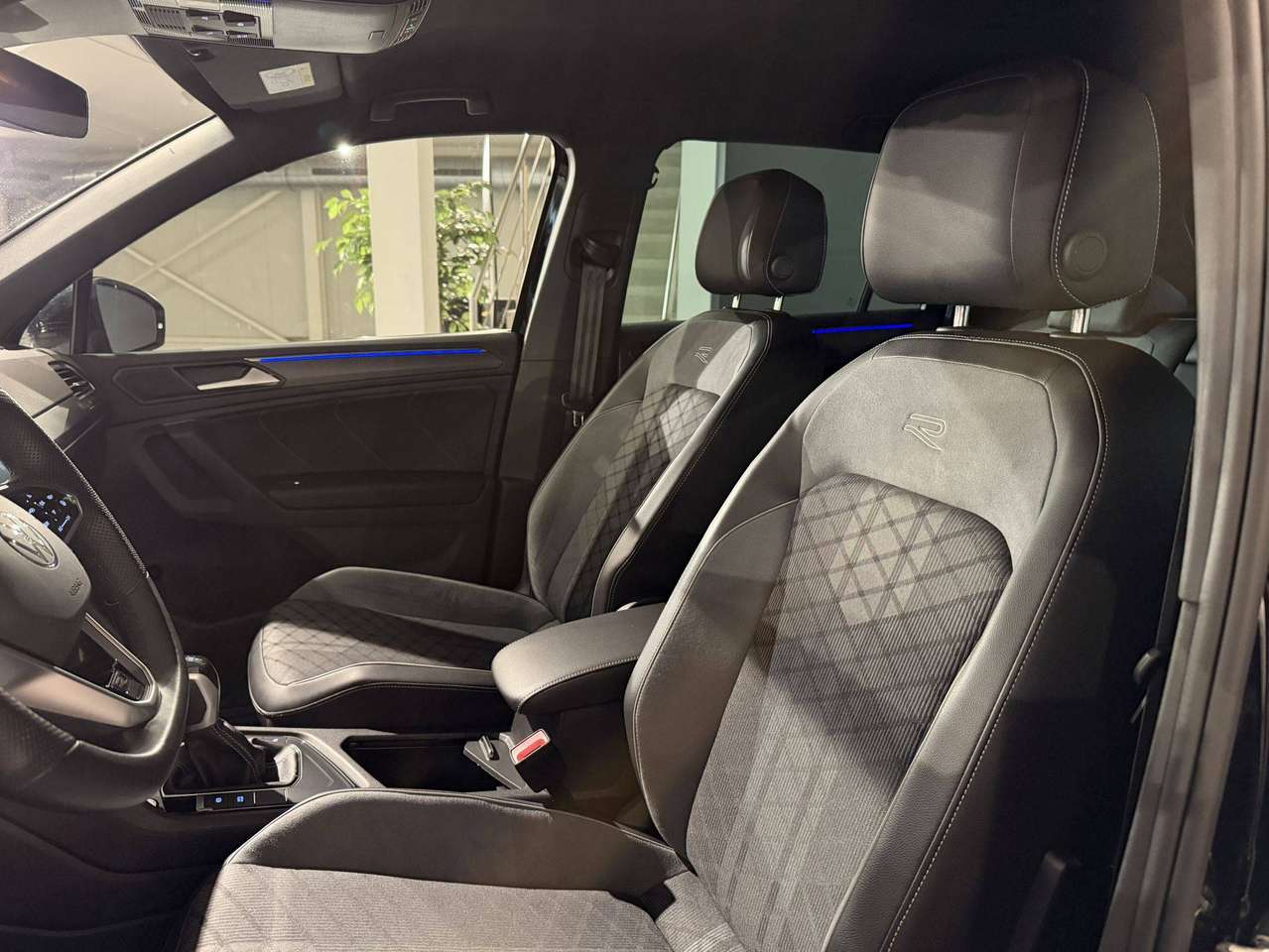 Volkswagen Tiguan 245PK PLUG IN * R-LINE * ALCANTARA * CAMERA * LED * KEY LESS * 20" BLACK R VELGEN * VIRTUAL COCKPIT * BLACK PACK — foto 4 van 22